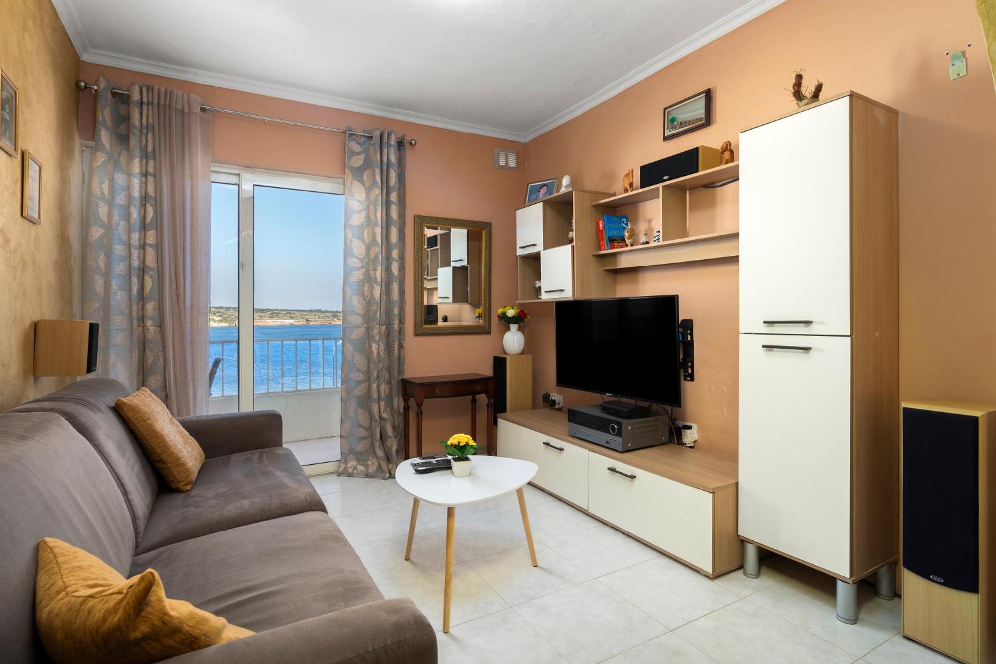 Cosy1 Bedroom With Balcony & Sea Views - Close To Bay *