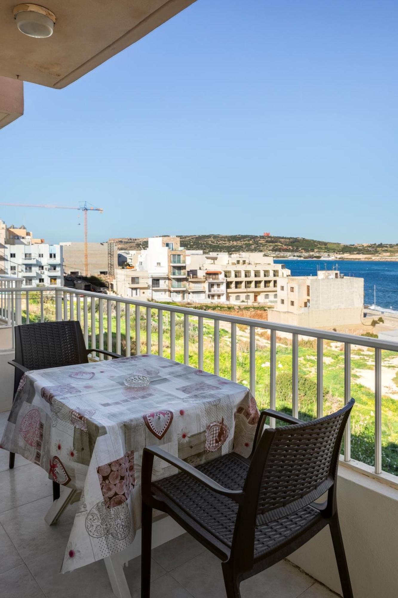 Apartment Cosy1 Bedroom With Balcony & Sea Views - Close To Bay *