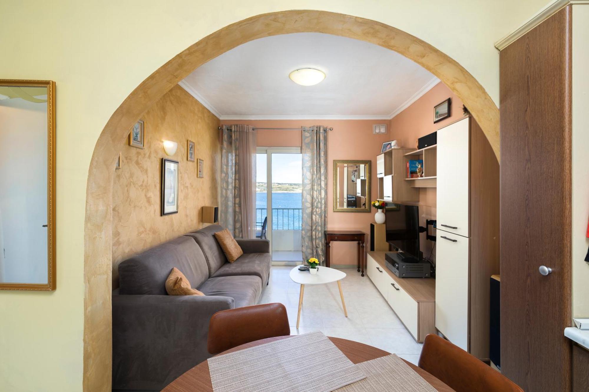 Cosy1 Bedroom With Balcony & Sea Views - Close To Bay