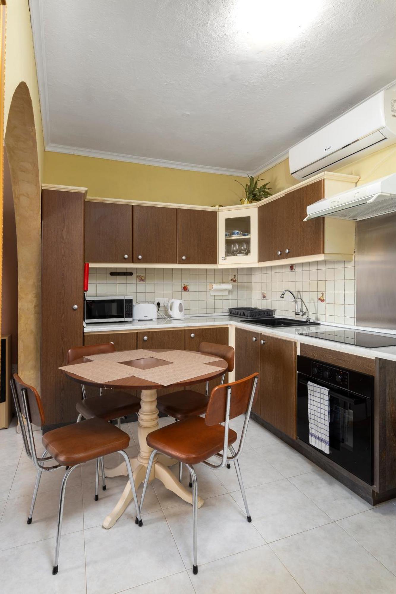 Apartment Cosy1 Bedroom With Balcony & Sea Views - Close To Bay