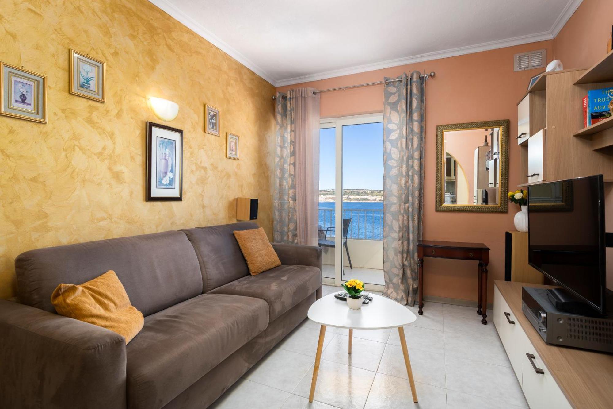 Cosy1 Bedroom With Balcony & Sea Views - Close To Bay Apartment
