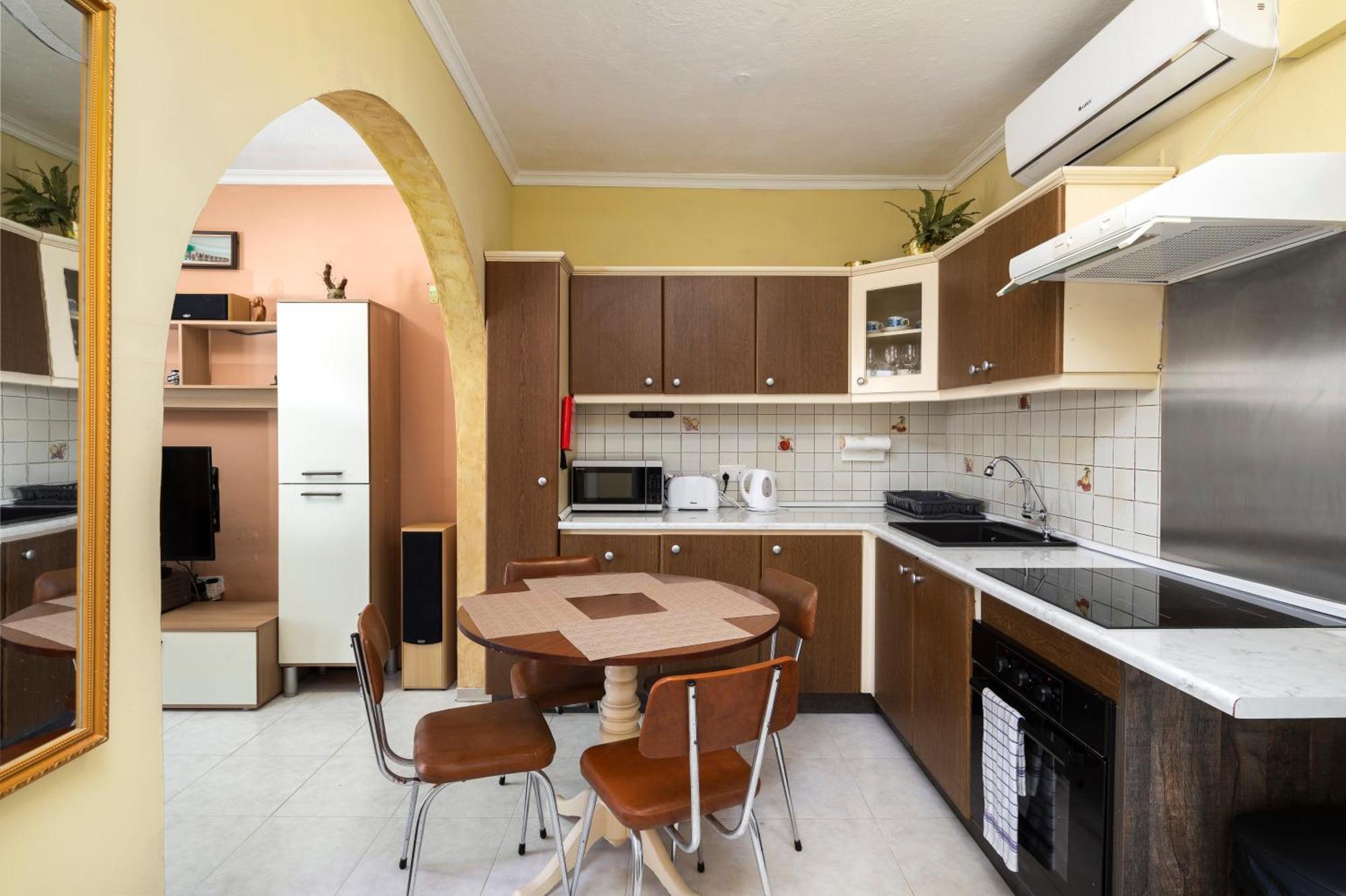 Apartment Cosy1 Bedroom With Balcony & Sea Views - Close To Bay *